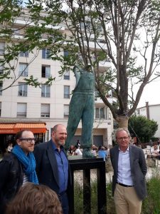 Réinstallation de la sculpture en hommage à Coluche, le bronze de Guillaume Werle, en la présence de Marius Colucci et du Maire de Montrouge. Vous aussi commandez la votre sur la Gallery.