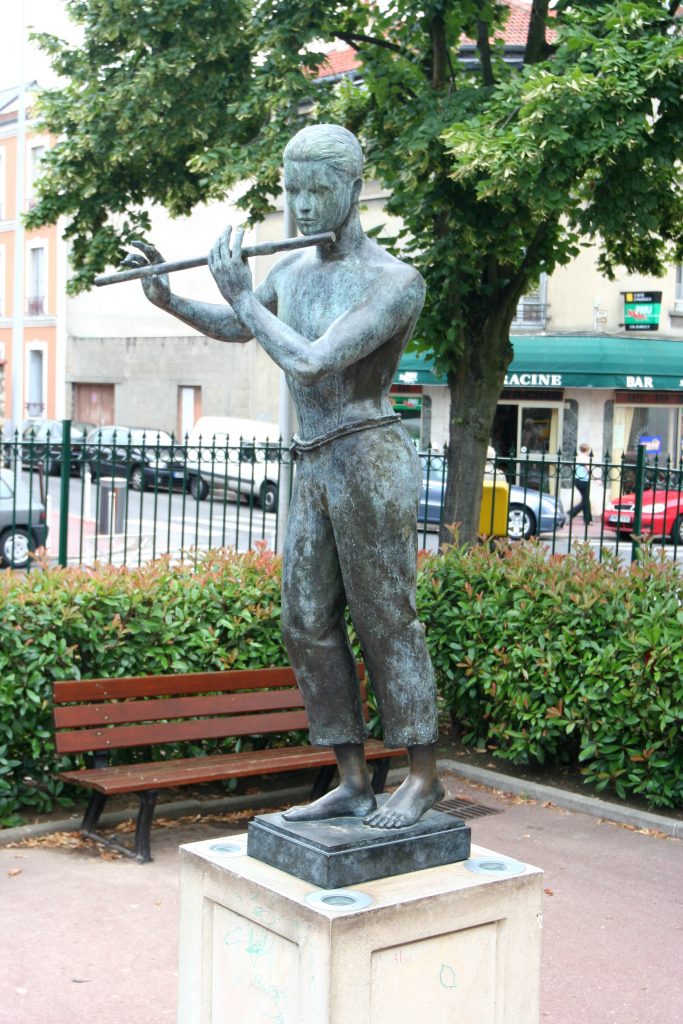 Photo de la sculpture en bronze de Guillaume Werle, le Jeune Homme à la Flûte, statue commandée par la ville et installée square de La fontaine en Septembre 2000.